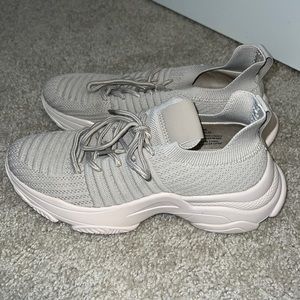 Cushionaire Sneakers size 7